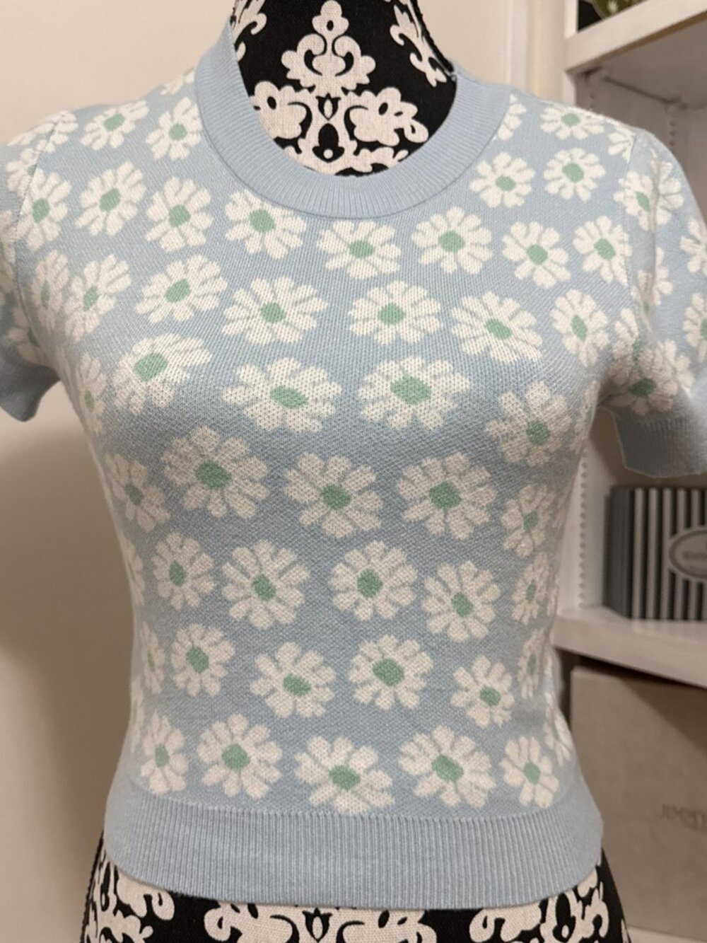 RSQ Women’s Cropped Short-Sleeve Sweater, Rose Print, Black, Small Soft so cute!